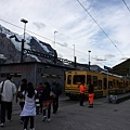 到達Kleine Scheidegg要來換登山鐵路啦~~~