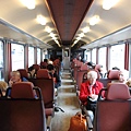 通往Zermatt的火車，內部是顯眼的紅色調擺設