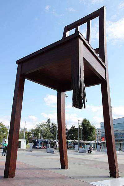 噹噹！殘缺的巨椅，就擺在聯合國總部外頭的廣場上。