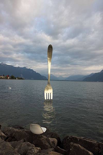 哪呢！怎麼有跟叉子在湖裡？
