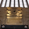 超挑高的車站大廳一定要來個雄偉壯觀的雕刻啊！