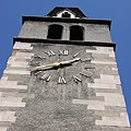 高牆上的時鐘有很濃厚的中世紀味道
