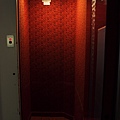 這部顏色詭異的電梯很有偵探小說的fu
