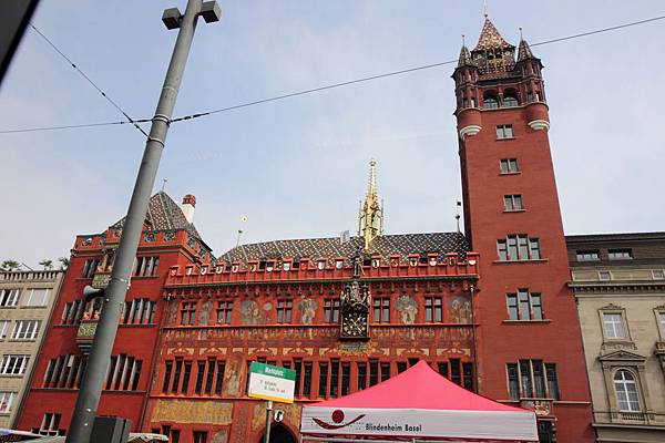 這棟顯眼的紅色建築位於熱鬧的市中心。回來一查，原來是市政廳啊！好熱情的FU。