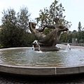 池塘雕像是一個人拉著美人魚跳舞