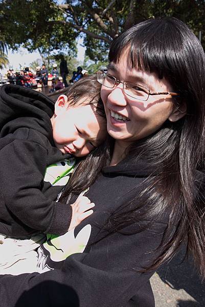 宥宥一睡醒看到馬麻在抱別的小BABY，愣了5秒鐘之後，就崩潰地哭了T_T