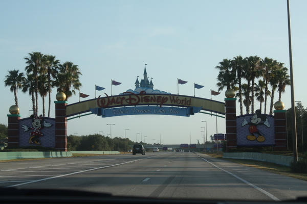 再過了幾分鐘, 終於看到Walt Disney World的大門