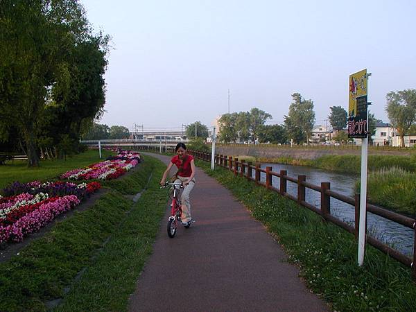 大人騎小車