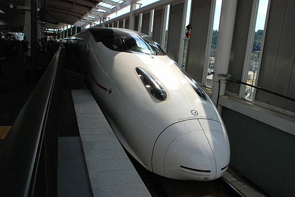 800像是拉長的太魯閣號~