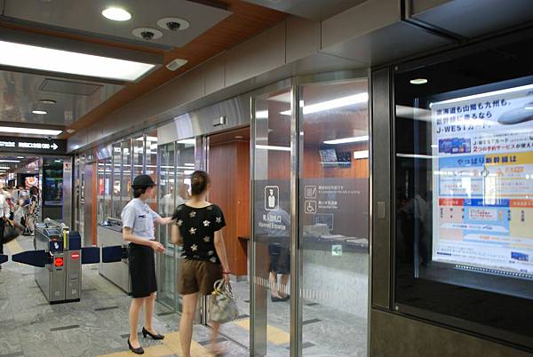 拿PASS要走這邊ㄛ~~