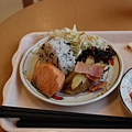 我們等等要去吃海鮮丼,先吃點東西墊胃,右上有我愛的鹿尾菜勒~