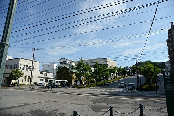 看到路面電車的軌道跟晚上的咖哩店~