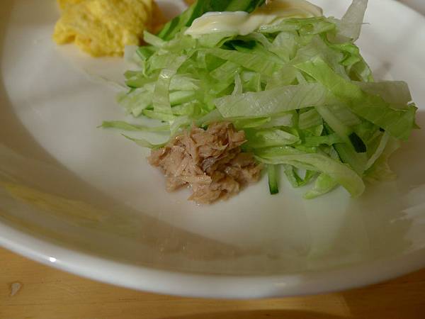 沙拉後面躲了鮪魚耶~