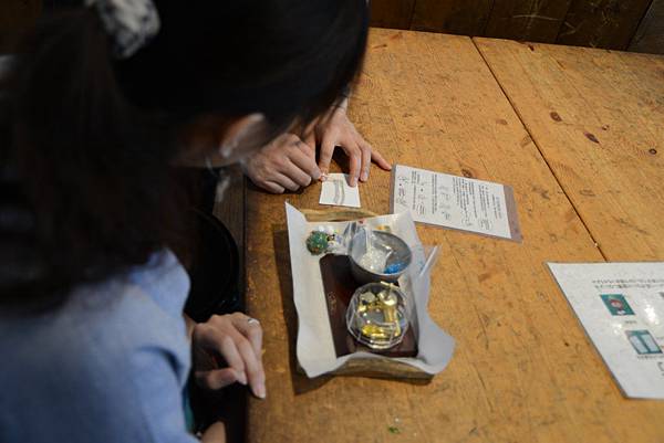 店員叫我把兩個膠水混合~但不要一次全部混合