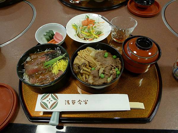 一次可以吃到牛丼跟STEAK丼