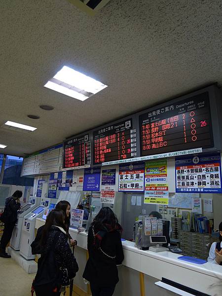 新宿高速BUS中心,看板上都是等下要發車的車次及是否客滿資訊,下面可直接買票