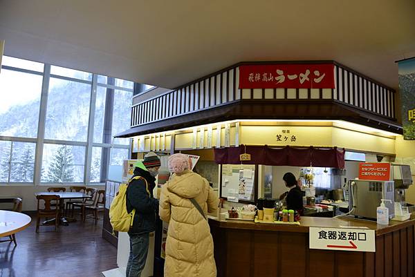 賣店東西都賣光了~只剩三塊可樂餅~