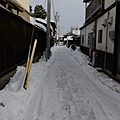 路邊小巷子的雪看起來好滑呀~