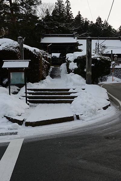 對面似乎有個小神社