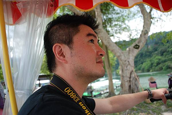 一開始騎腳踏車的老大~但後來是我騎