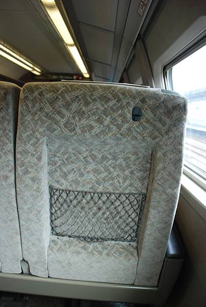 但他竟然沒有桌子~