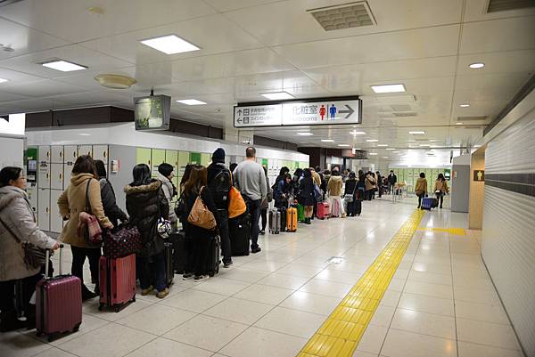 是的~人都在排等人工寄物~