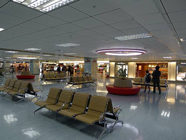 先進候機室了
