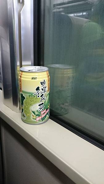 飲料販賣機都賣光了我只能買到這奇怪的飲料還一路到下飛機的電車上才有空喝