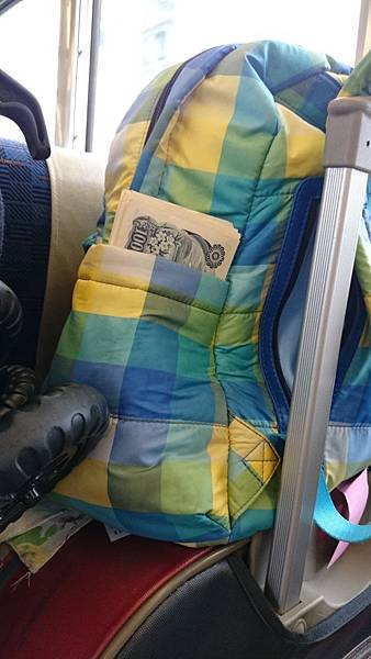 怕他弄丟錢就放媽媽包上~