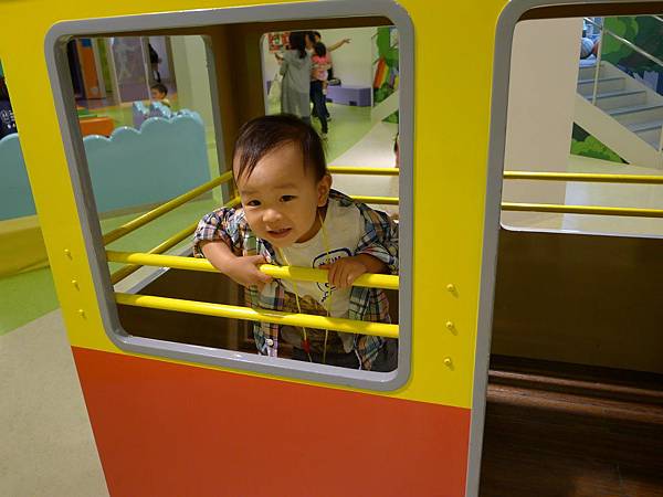 一個人要陪他玩跟拍照真難~