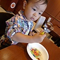 給他用兒童餐具他很認真一直看