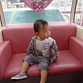 因為他剛剛一直比摩天輪，我就帶他來坐了。