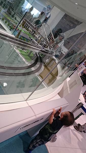 整個頭跟著扭來扭去~