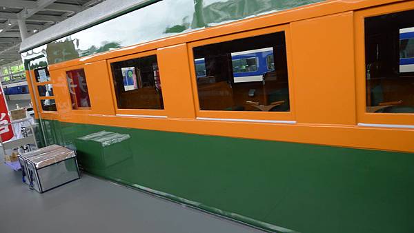 外面有一些車廂的展示，這個不能進去。