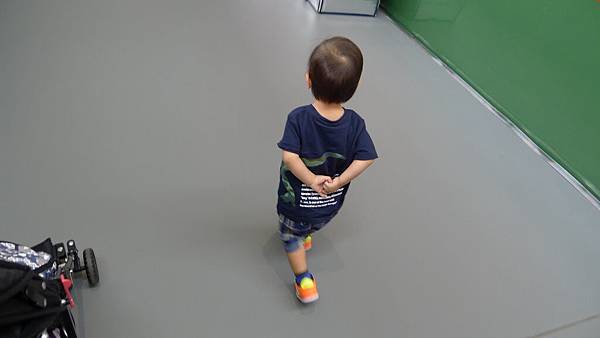 叫他跟著我走，就給我老派走法~