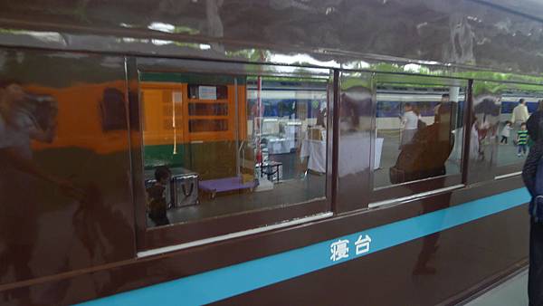 拍個寑台，結果反光中看到媽媽跟老派兒子