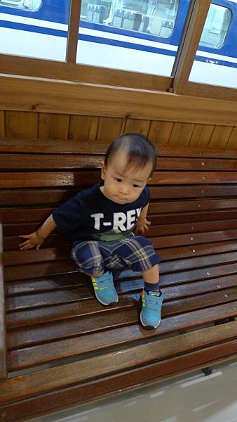 好不容易要他坐下~