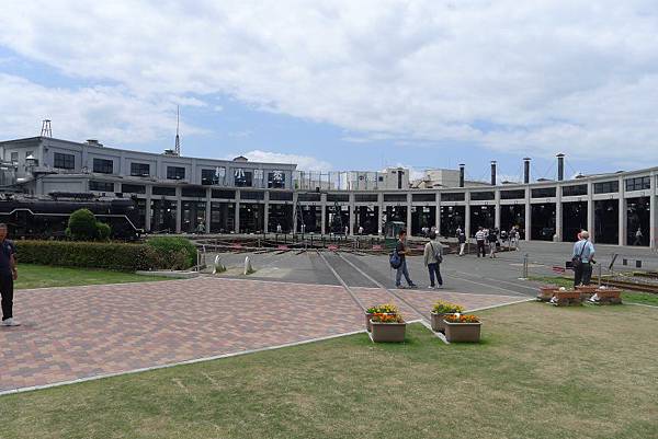 好大的車庫，還每格都有老火車頭耶~