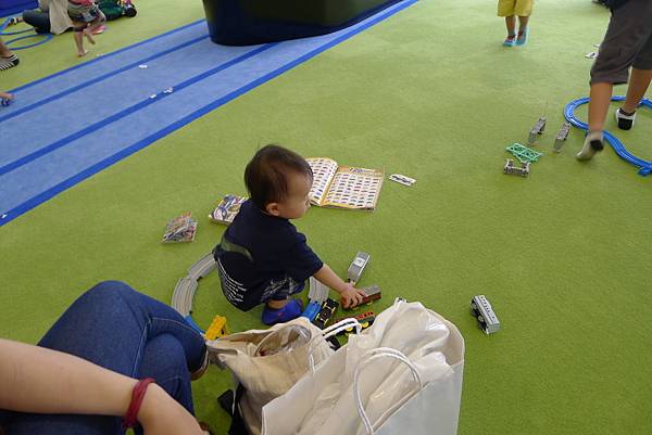 好多小火車好多鐵軌