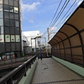 走過這個天橋就快到車站了~