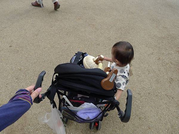 又要幫忙抬推車~