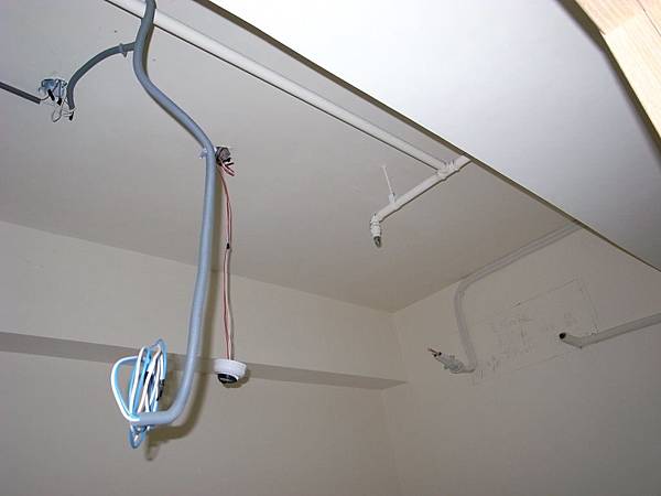 冷氣的線跟電的線都布好了~