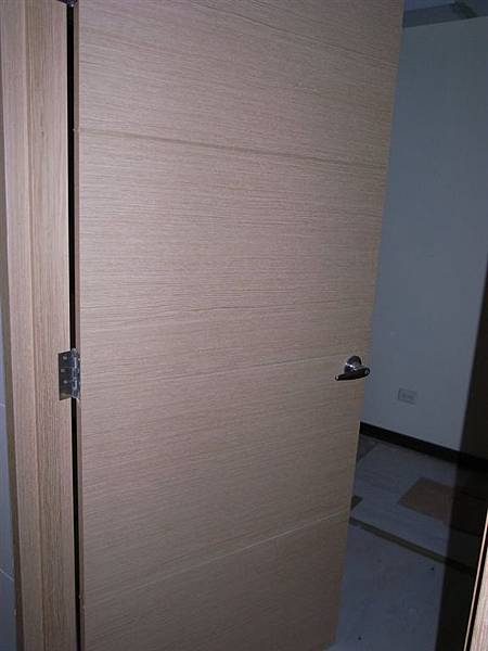 我發現主臥的門有做了一些小改變..