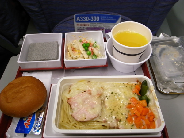 這次的飛機餐..沒吃早餐的我們也把他啃完了~但為什麼沒有水果呀?