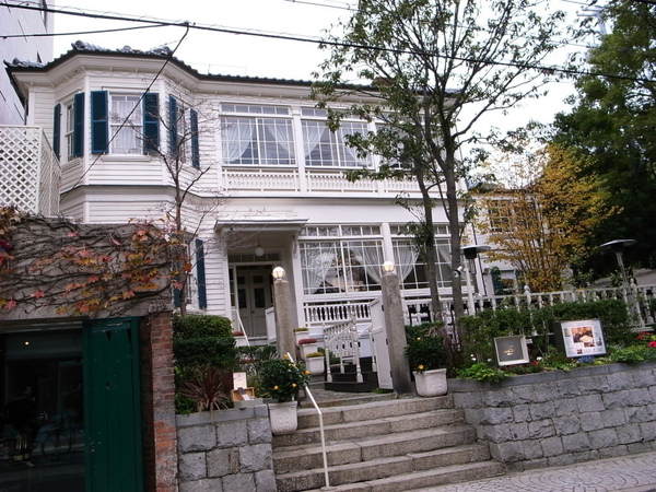 沿路上的建築~這間也很漂亮~