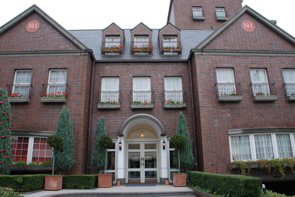 這間很漂亮的旅館..到10點多就客滿..我想應該是有婚禮吧~