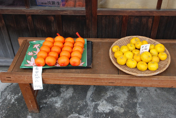 右邊的是柚子～這個季節日本很多柚子產品～長的跟我們台灣不一樣耶～