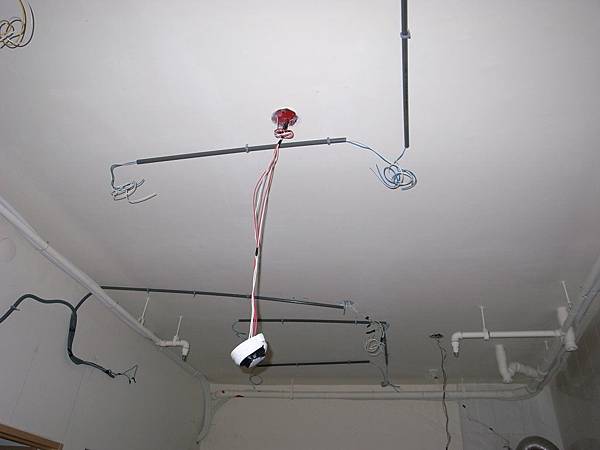 11/17~晚上進來一片黑~都已經把燈拆掉~