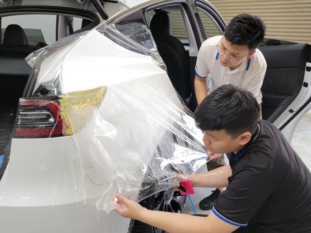 奧圖菲車體包膜工藝,台南汽車包膜推薦,透明犀牛皮貼膜,tesla特斯拉包膜4.jpg