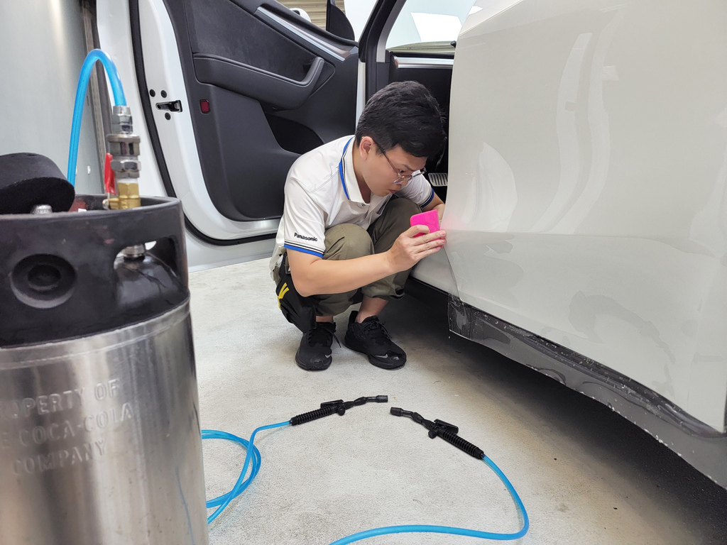 奧圖菲車體包膜工藝,台南汽車包膜推薦,透明犀牛皮貼膜,tesla特斯拉包膜7.jpg